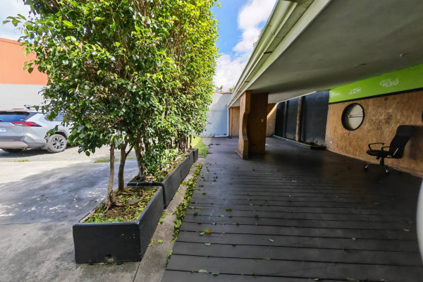 Casa Comercial en Alquiler en Rohrmoser.-24