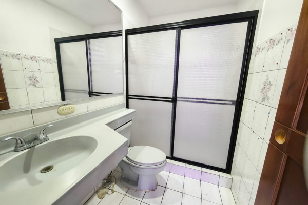 Casa Comercial en Alquiler en Rohrmoser.-23