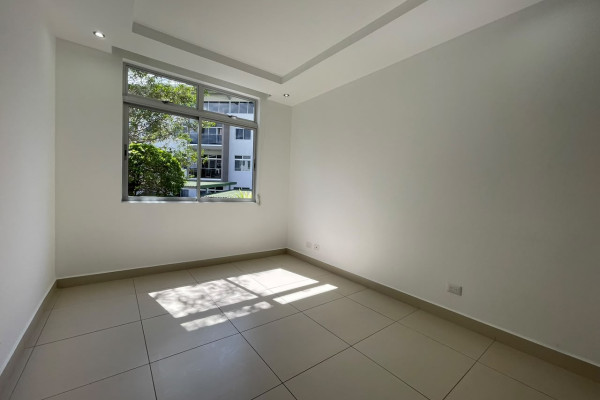 Se alquila  apartamento en Santa Ana.-25