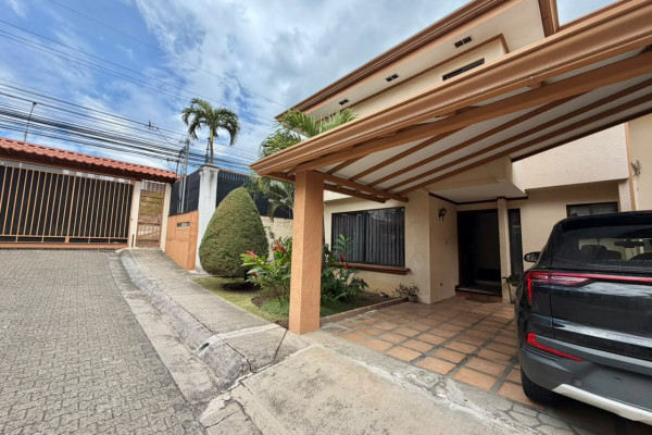 🏡 Casa en Venta en Guachipelín, Escazú.-1
