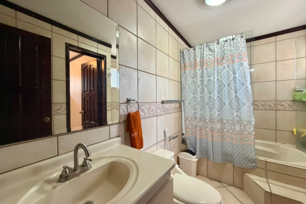🏡 Casa en Venta en Guachipelín, Escazú.-3