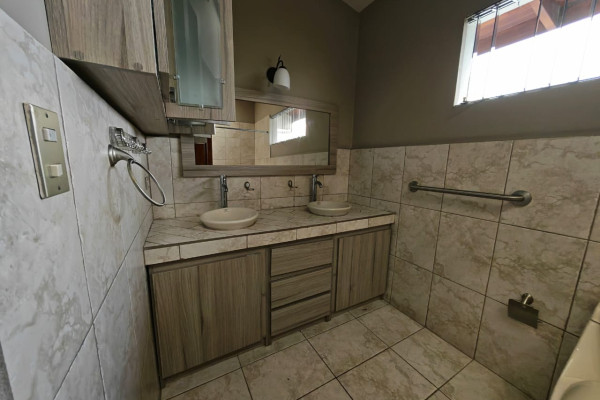 Se alquila casa en Trejos Montealegre, Escazú.-17