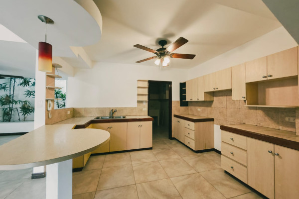 Casa en Venta en Guachipelín, Escazú.-14
