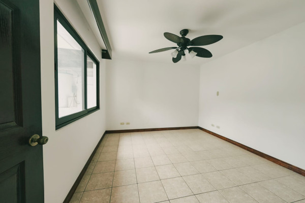 Casa en Venta en Guachipelín, Escazú.-13