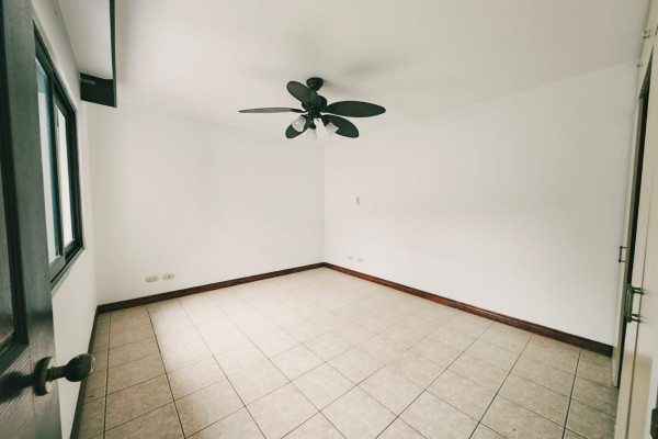 Casa en Venta en Guachipelín, Escazú.-10