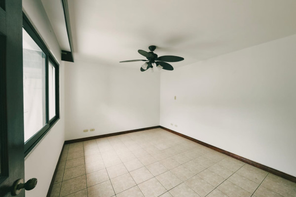 Casa en Venta en Guachipelín, Escazú.-3