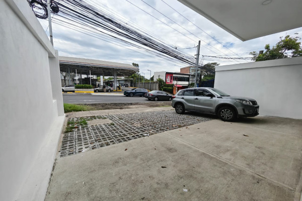 Local comercial en alquiler en Escazú.-2