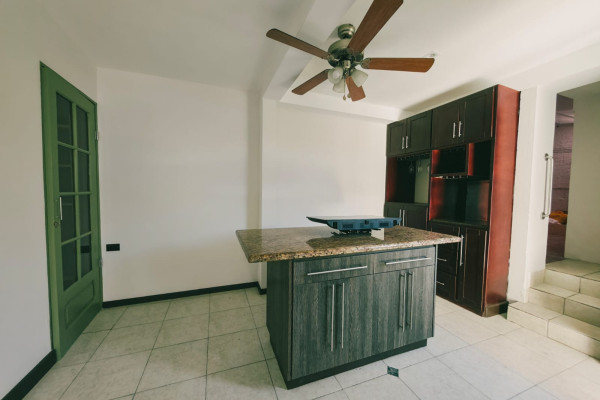 Se alquila casa independiente en Rohrmoser.