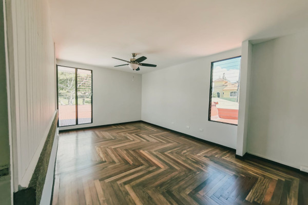 Se alquila casa independiente en Rohrmoser.