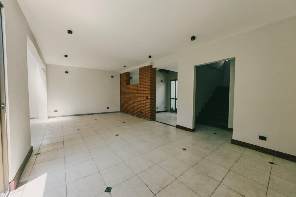 Se alquila casa independiente en Rohrmoser.