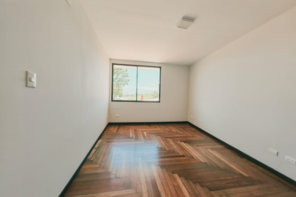Se alquila casa independiente en Rohrmoser.