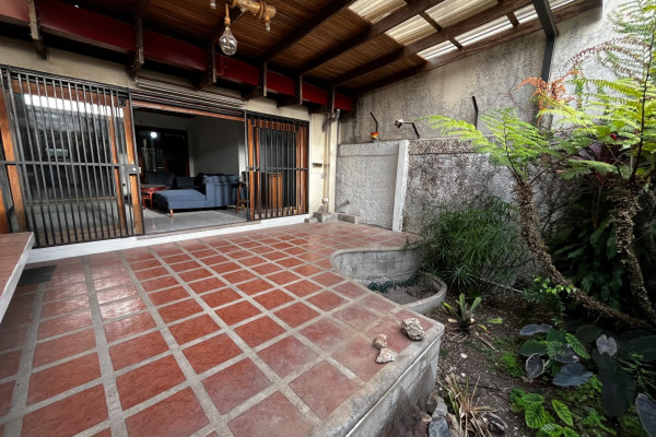 ¡Se alquila amplia casa en Rohrmoser – Excelente ubicación!