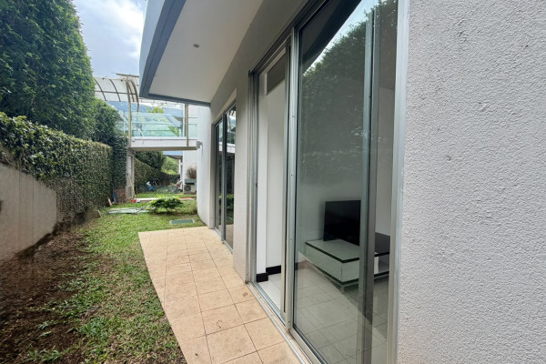 Se alquila Apartamento en  Escazú.