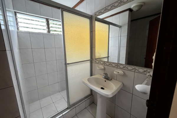 Se alquila casa en Condominio en Tibás.