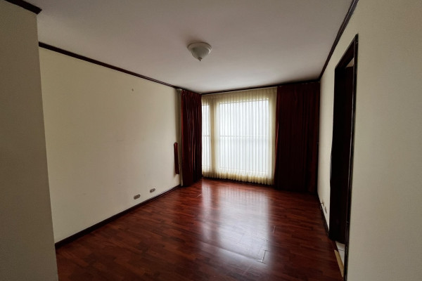 Se alquila casa en Condominio en Tibás.