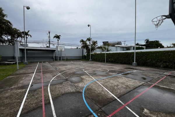 Se alquila casa en Condominio en Tibás.