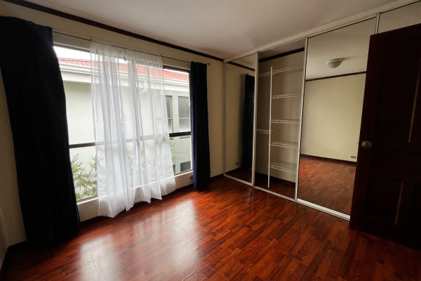 Se alquila casa en Condominio en Tibás.