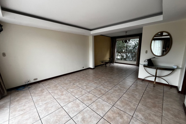 Se alquila casa en Condominio en Tibás.