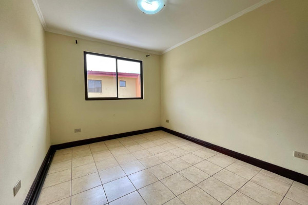 Se alquila casa  en condominio  en Santa Ana Pozos.