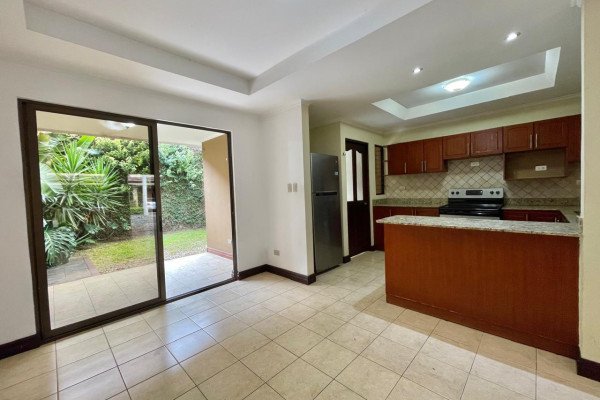 Se alquila casa  en condominio  en Santa Ana Pozos.