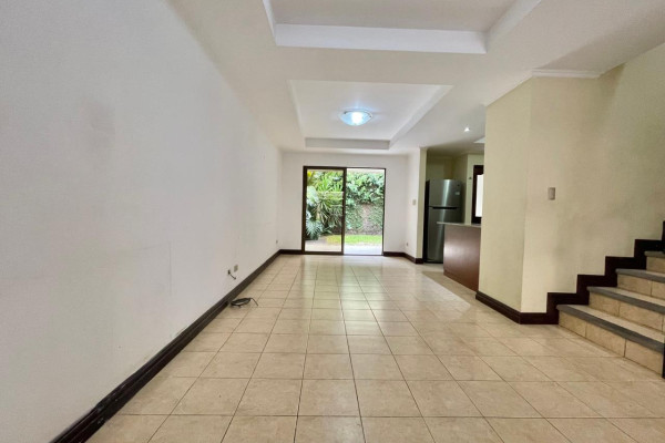 Se alquila casa  en condominio  en Santa Ana Pozos.