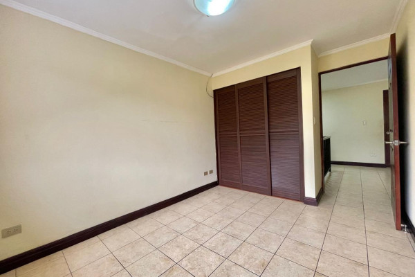 Se alquila casa  en condominio  en Santa Ana Pozos.