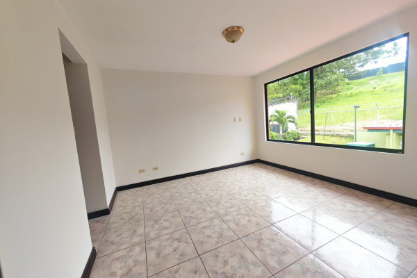 Se alquila casa en Sabana Oeste.