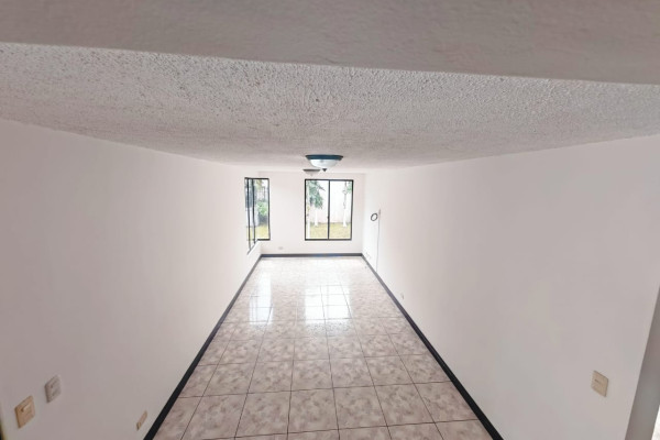 Se alquila casa en Sabana Oeste.