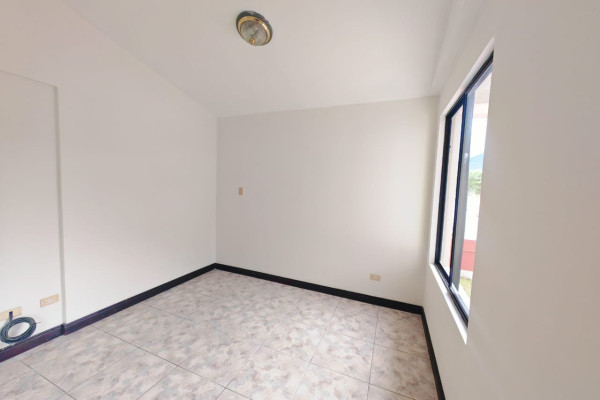 Se alquila casa en Sabana Oeste.