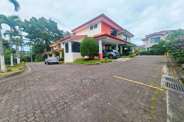 Se alquila casa en Sabana Oeste.