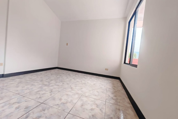 Se alquila casa en Sabana Oeste.