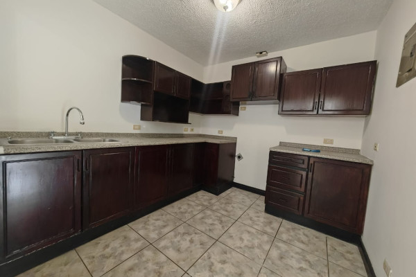 Se alquila casa en Sabana Oeste.