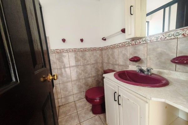 Se alquila casa en Sabana Oeste.