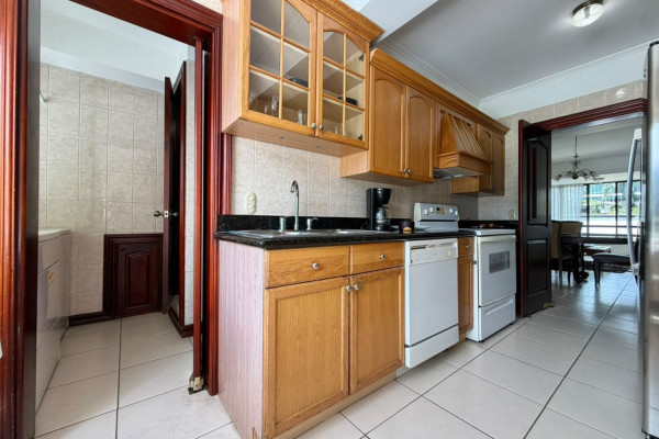 Se alquila apartamento en Escazú. Trejos Montealegre. Amueblado.