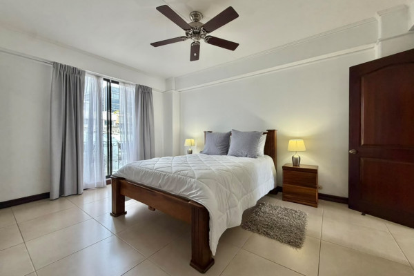 Se alquila apartamento en Escazú. Trejos Montealegre. Amueblado.