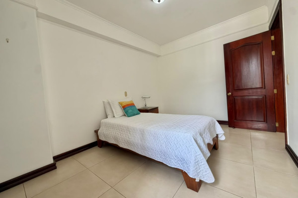 Se alquila apartamento en Escazú. Trejos Montealegre. Amueblado.