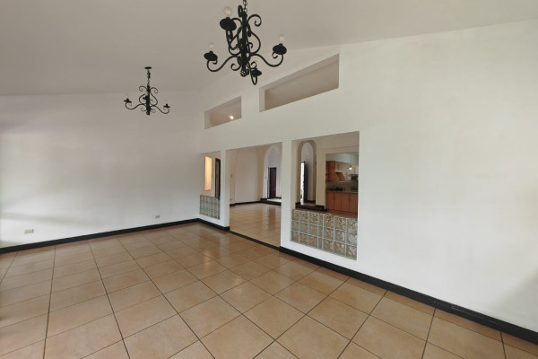 Se vende casa en Alajuela centro. Condómino  Ana Bolena.-2