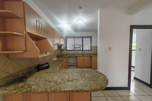 Se vende casa en Alajuela centro. Condómino  Ana Bolena.-23