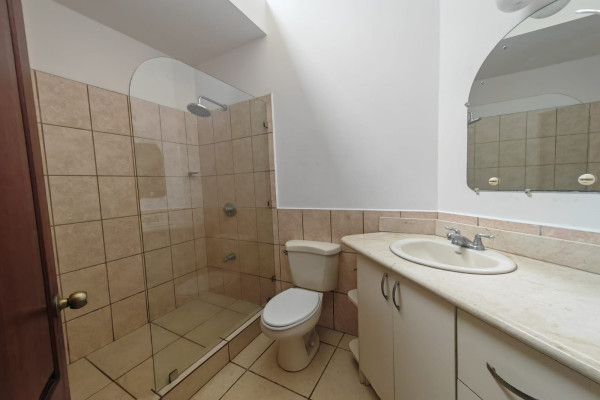 Se vende casa en Alajuela centro. Condómino  Ana Bolena.-3