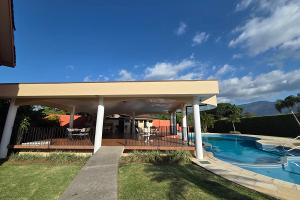 Casa en venta en condominio privado en Lindora.-1