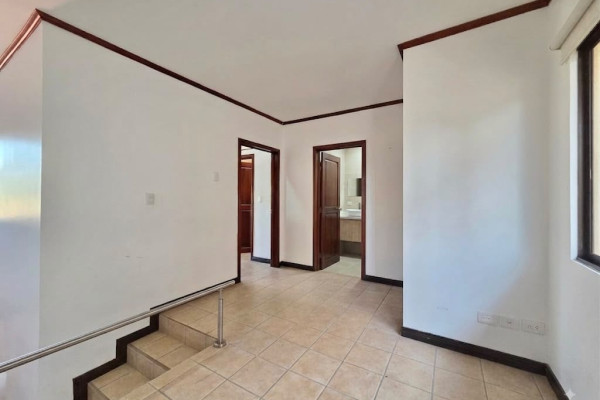 Casa en venta en condominio privado en Lindora.-13