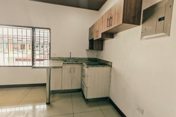 Se alquila apartamento en Sabana Sur. Servicios incluidos-13