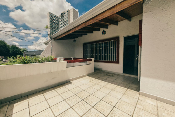 Se alquila apartamento en Sabana Sur. Servicios incluidos-1