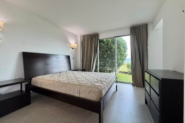 Se alquila Apartamento en Piedades de santa Ana, con  jardín grande.-10