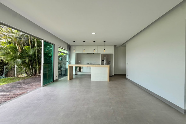 Se alquila Apartamento en Piedades de santa Ana, con  jardín grande.-3