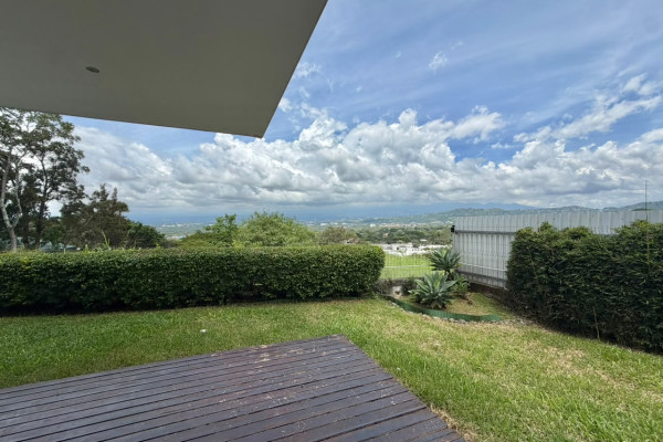 Se alquila Apartamento en Piedades de santa Ana, con  jardín grande.-1