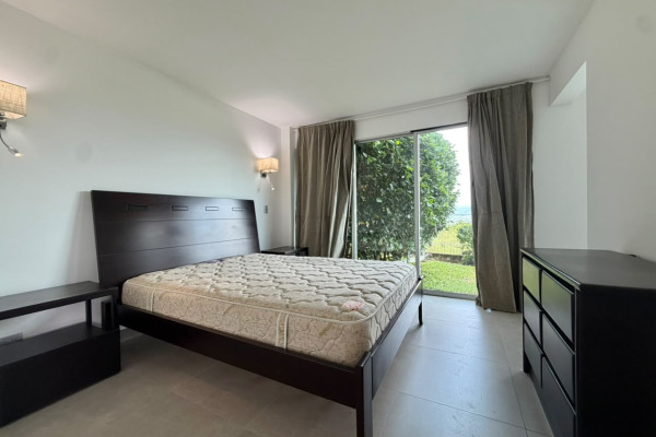 Se alquila Apartamento en Piedades de santa Ana, con  jardín grande.-2