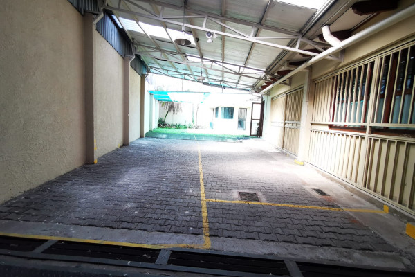 Se vende casa comercial por la principal de Rohrmoser. (Ref. 4305)