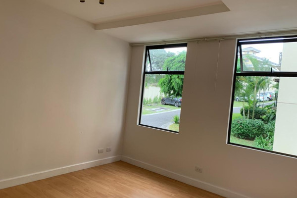 Se alquila apartamento amplio en Tres Ríos. (Ref. 4388)