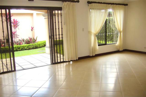 Se Alquila Linda Casa en Condominio en la Rivera de Belén. (Ref. 4396)